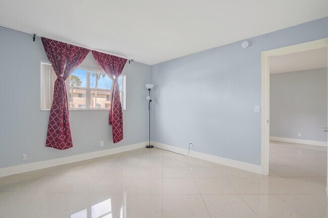 Building Photo - 9851 Sandalfoot Blvd