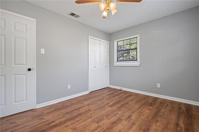 Building Photo - 552 Tamworth Ct