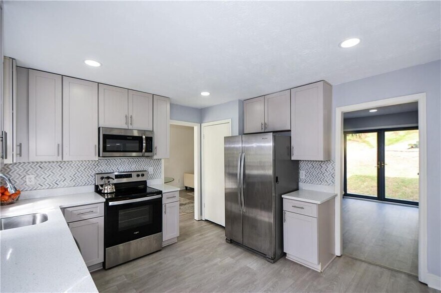 Building Photo - 643 Navarre Dr