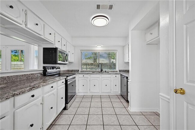 Building Photo - 122 Dewald Dr