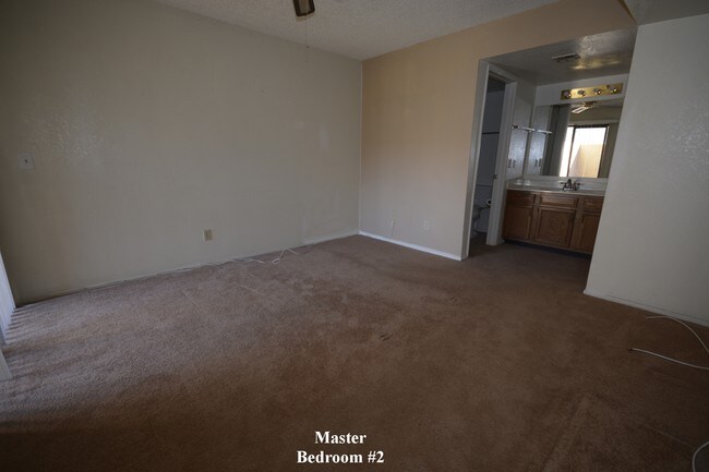 Building Photo - 850 S River Dr