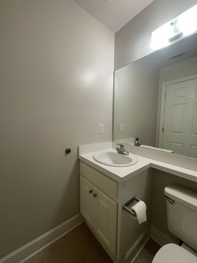 Building Photo - Charming Two Bedroom Apartment Downtown/Mo...