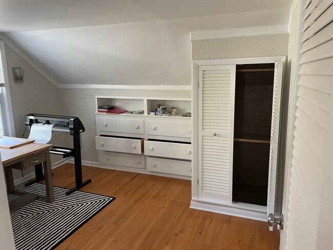 Bedroom/office. - 826 Hall St