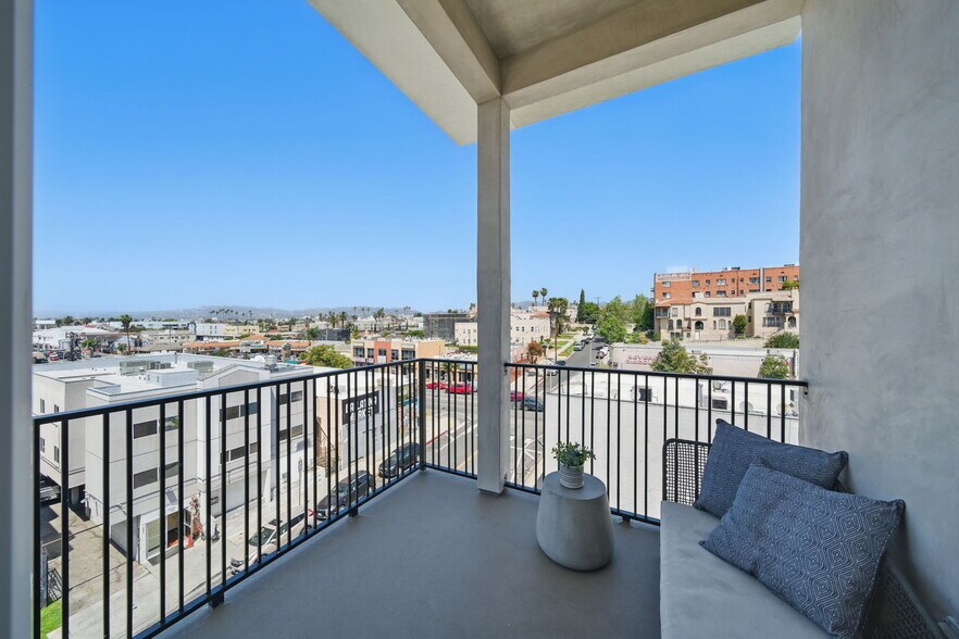 Building Photo - 212 N Mariposa Ave