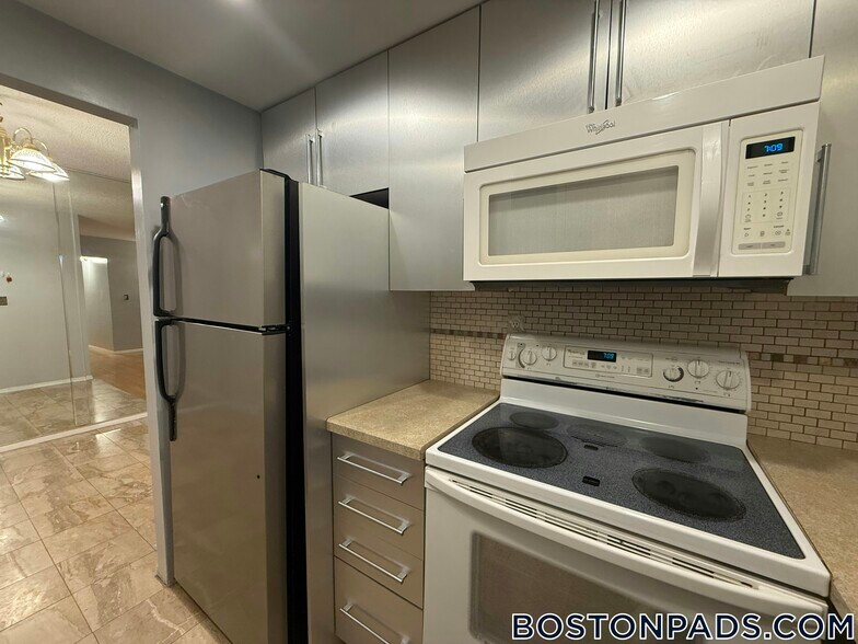 Building Photo - 50 Broadlawn Park