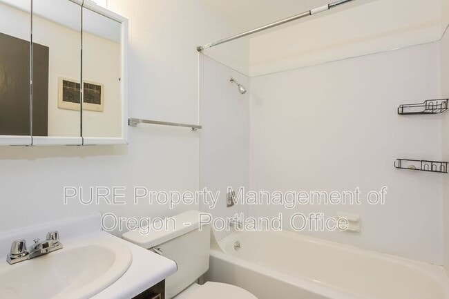 Building Photo - 14138 NE Sandy Blvd