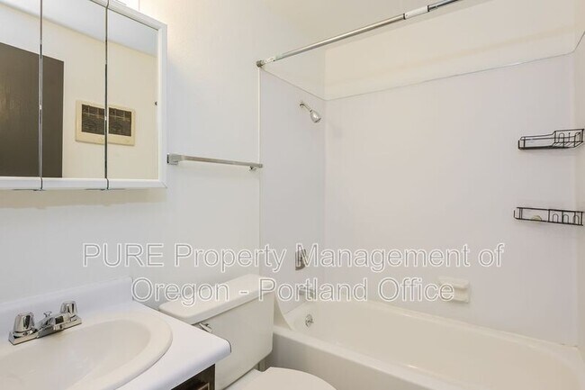 Building Photo - 14212 NE Sandy Blvd