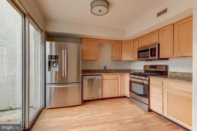 Building Photo - 107 Montrose Ave