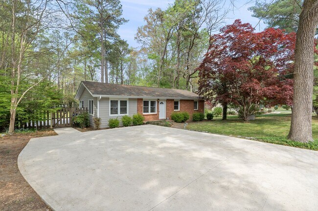 Building Photo - Ranch Three Bedrooms with Fenced in Yard Available April - Move in Ready!