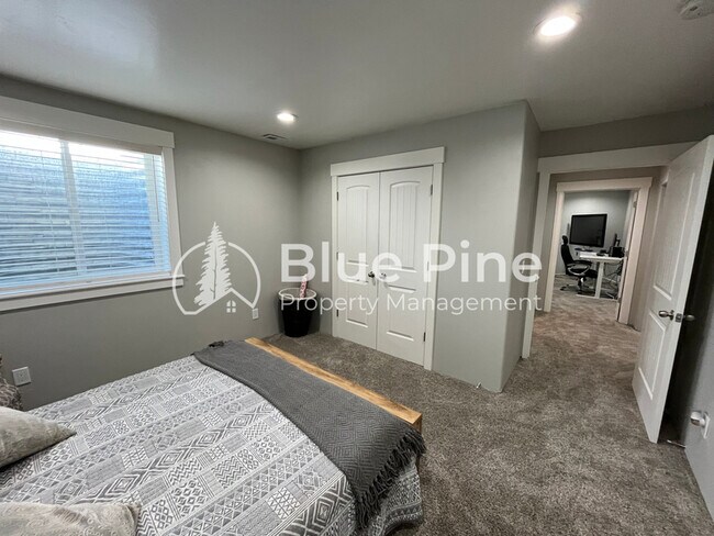 Building Photo - 6028 Fox Run Dr