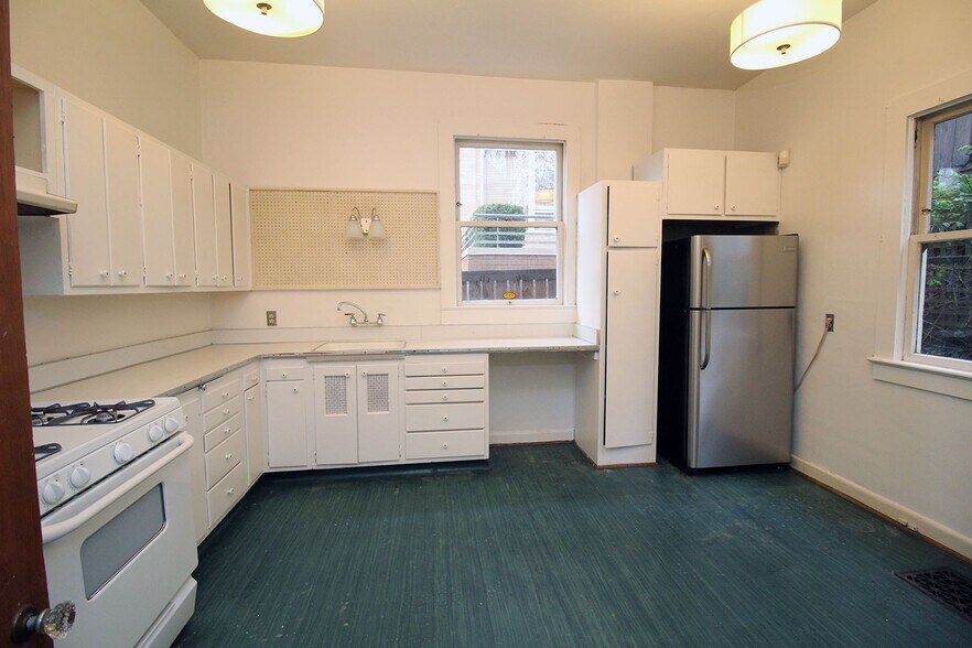 Building Photo - 1820 SW Main St