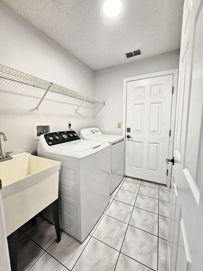 Building Photo - 6506 Canterlea Dr