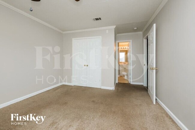 Building Photo - 8065 Huntington Dr