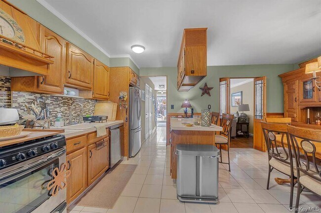 Building Photo - 2433 Young Ave