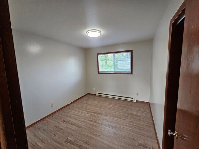 Building Photo - 2bed/1bath 2 block from EWU Campus with free parking!  $750 move in fees waived