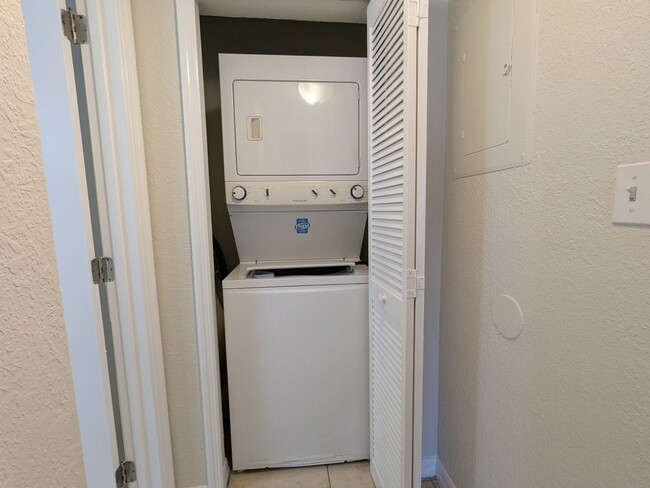 Building Photo - First Floor 1 Bedroom, 1 Bathroom Condo in...