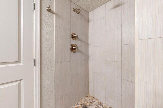Building Photo - 1100 Alvarado Dr SE
