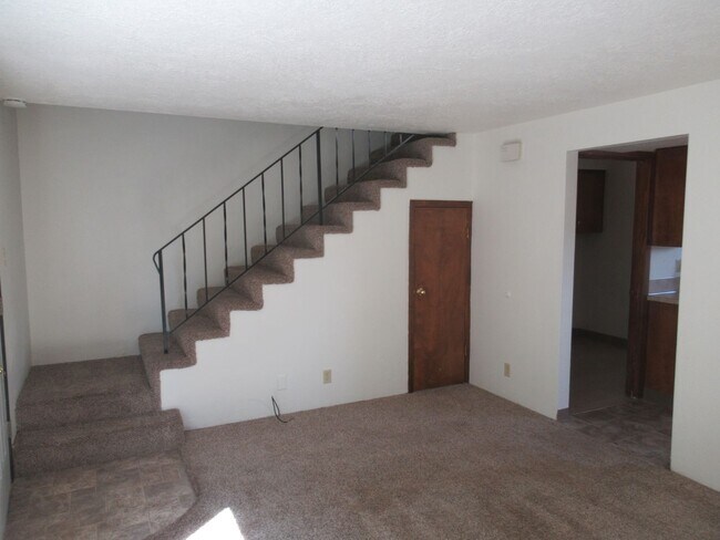 Building Photo - Nice Clean Two Bedroom w/ Private Backyard
