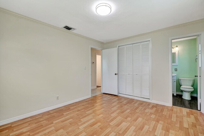 Building Photo - 713 Gumtree Rd