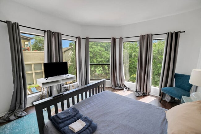 Building Photo - 1 Crystal Springs Ct