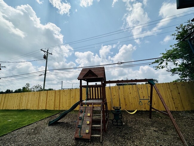 Building Photo - 3669 Sundart Dr