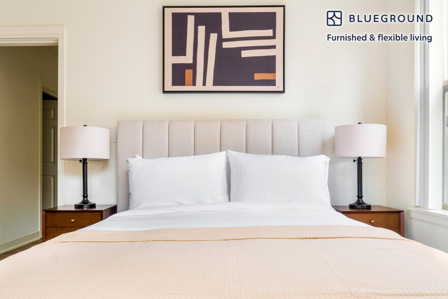 Building Photo - 11000 NE 10th St