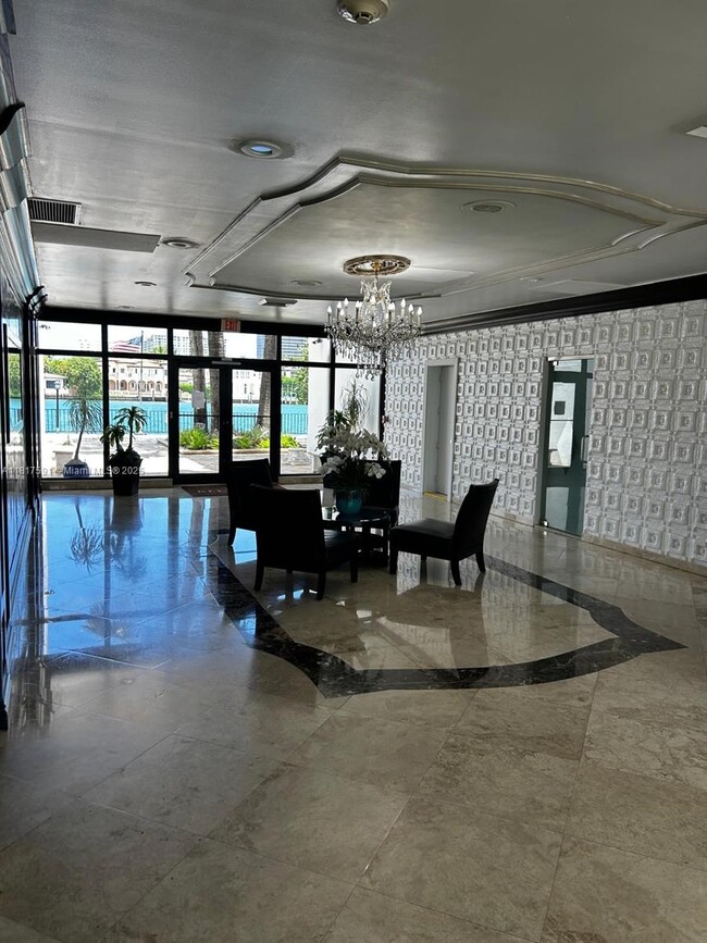 Building Photo - 10101 E Bay Harbor Dr