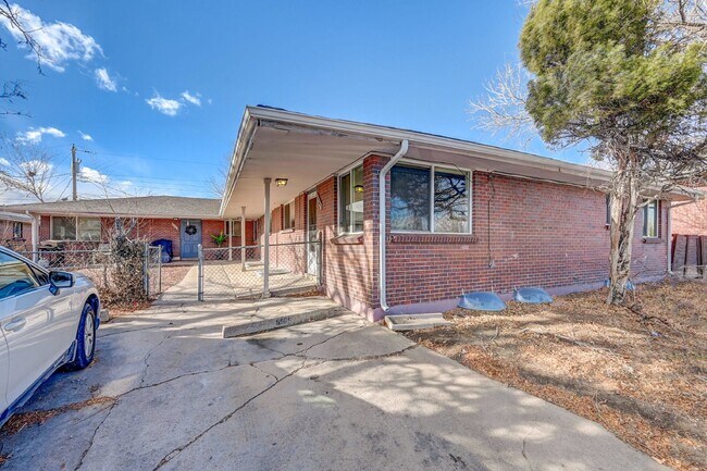 Building Photo - $1,885.00 - 4 Beds, 2 Bath, Duplex in Litt...