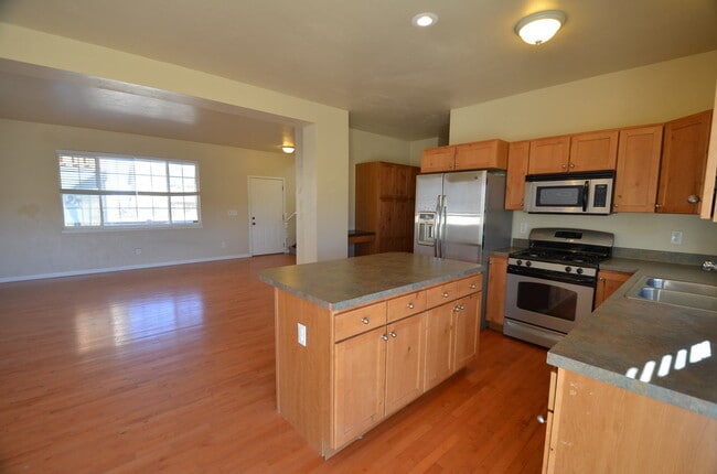 Building Photo - Hardwood floors, Master Suite, Great Storage!