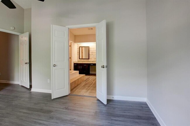 Building Photo - 4940 Tanners Spring Dr