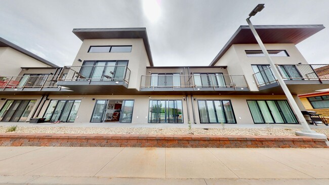 Building Photo - New Furnished Apartment