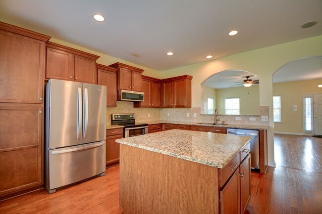 Building Photo - Gorgeous 5 Bedroom Home in Neighborhoods of Holly Ridge