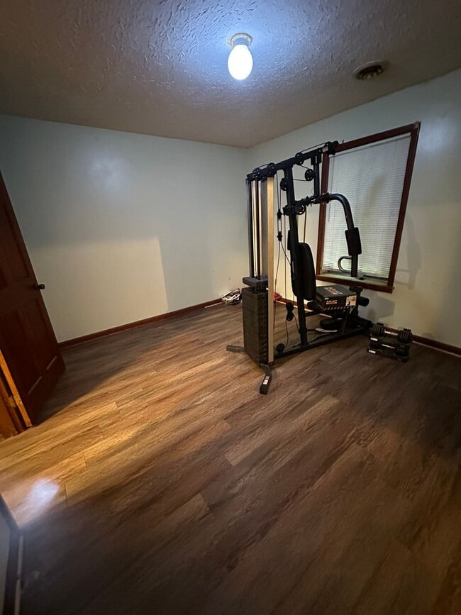 Building Photo - 6 BR 3 BA House in Colonial Hill Community