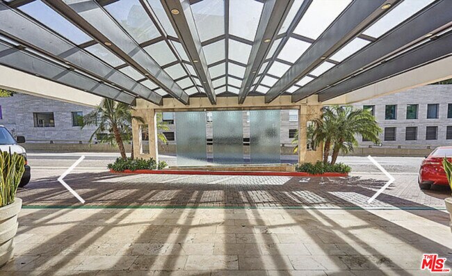 Building Photo - 121 S Hope St