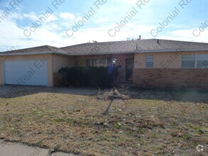 Building Photo - Spacious Home with Natural Light!