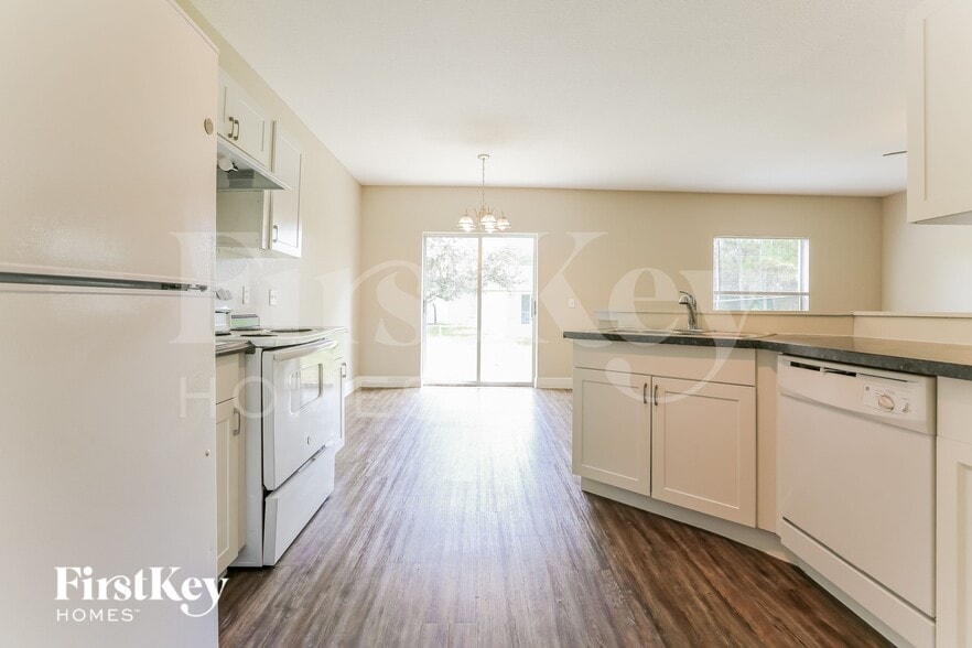 Building Photo - 2728 Parrot St