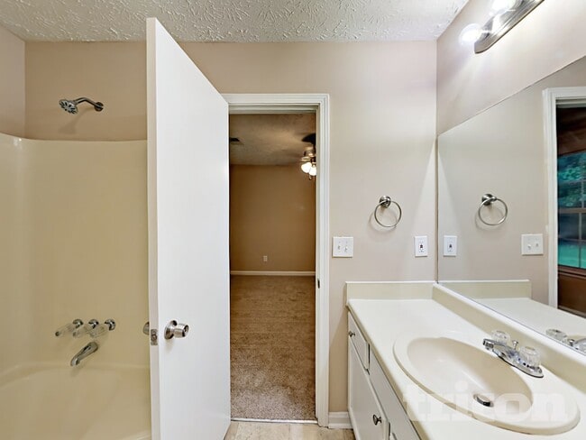Building Photo - 2033 Pine Cone Dr SW