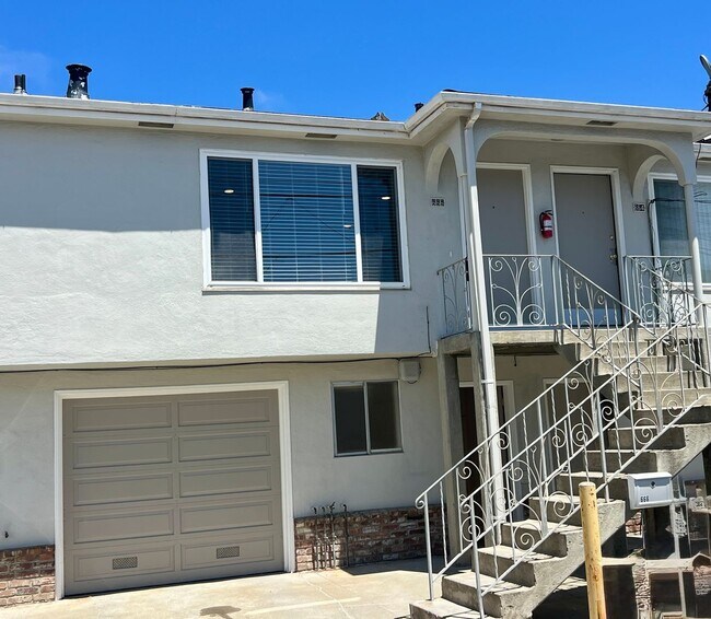Building Photo - Light, bright & all NEW inside. Beautiful upgrades in this naturally bright 2 bd, 1 ba unit with ...