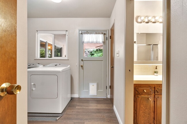 Building Photo - 1564 E Escalon Ave