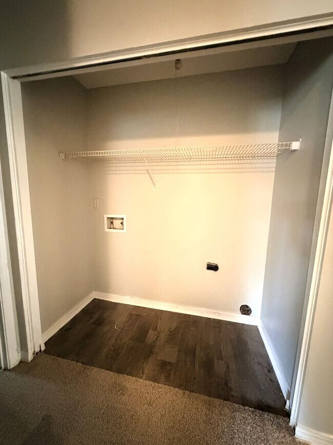 Building Photo - 460 Bentwood Ln