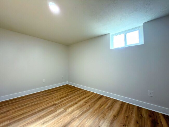 Building Photo - 1023 E Millbert Ave