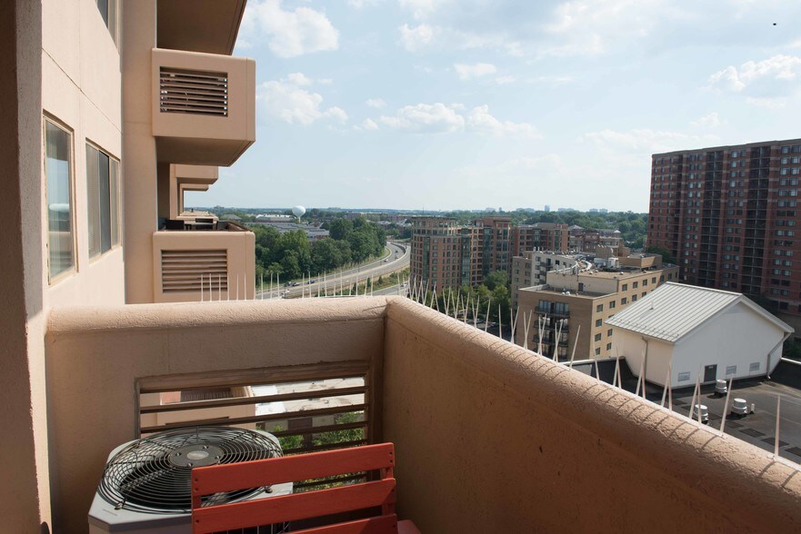 Building Photo - 1301 N Courthouse Rd