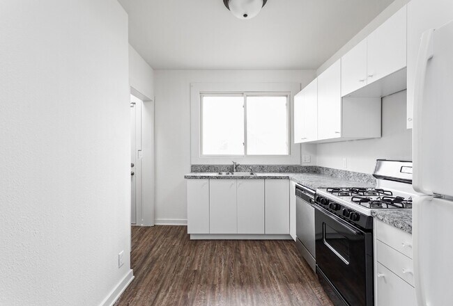 Building Photo - 563 Tecumseh St