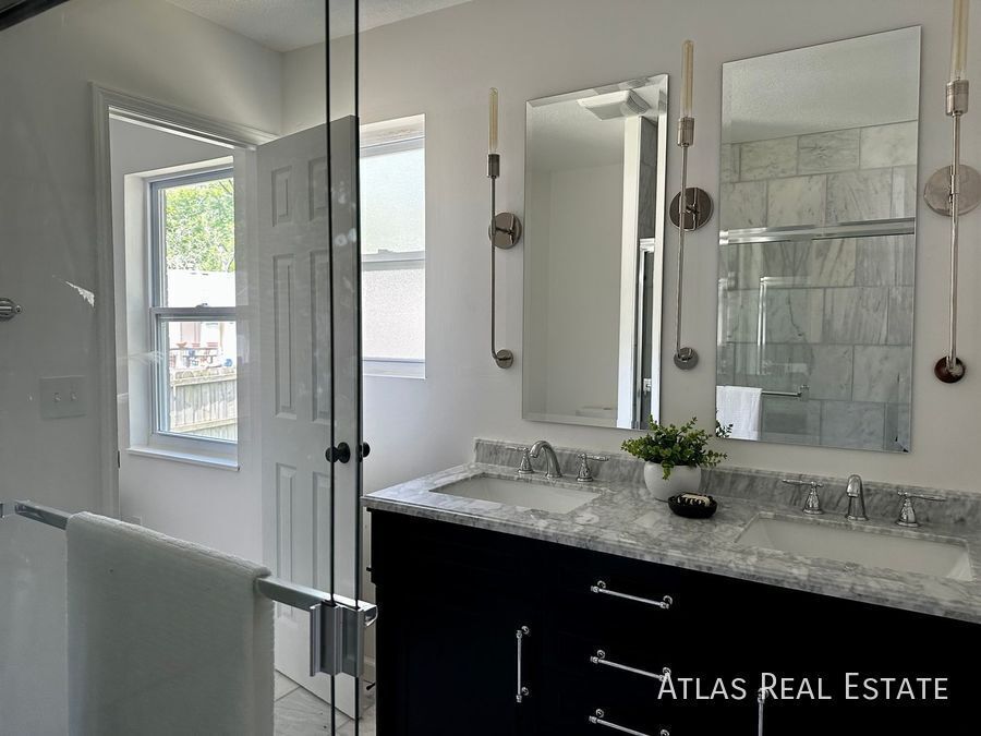 Building Photo - 909 NW Oxford Dr