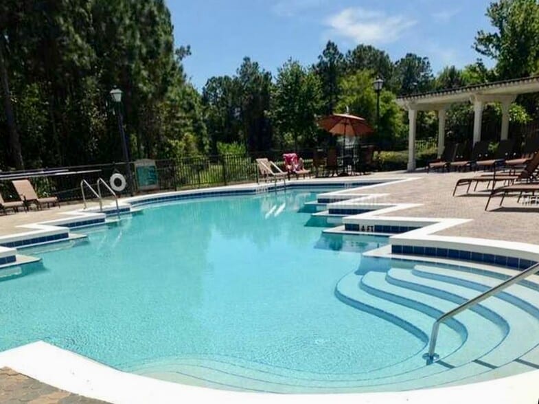 Building Photo - 737 Crest Pines Dr