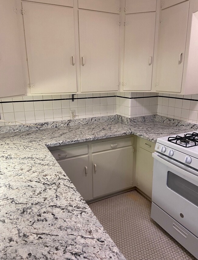 Building Photo - 1102 W 6th Ave