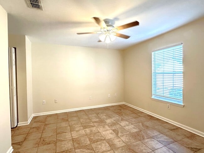 Building Photo - 1 Bed/1 Bath Condo. You'll Love This Commu...