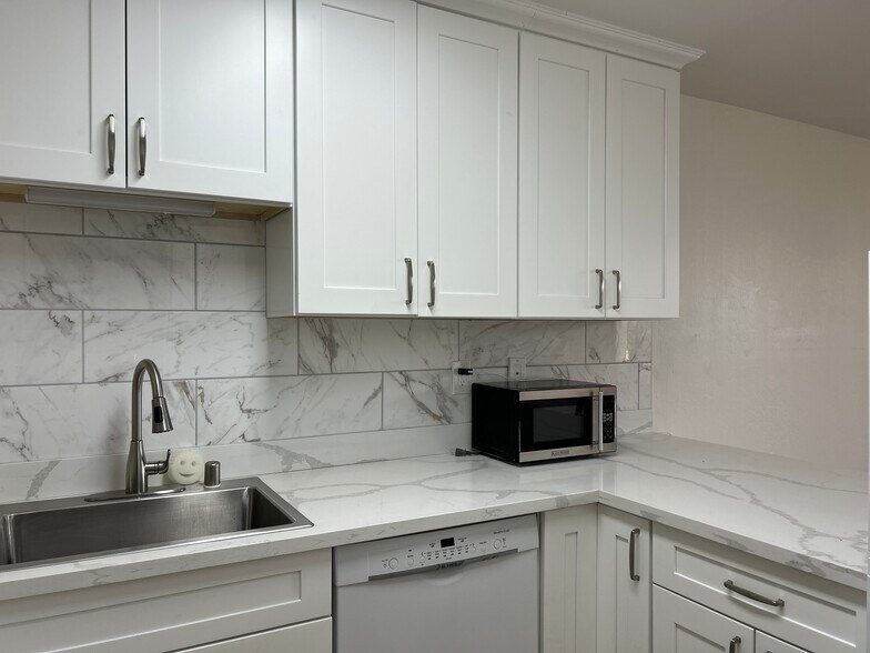 Building Photo - 2655 Edison St