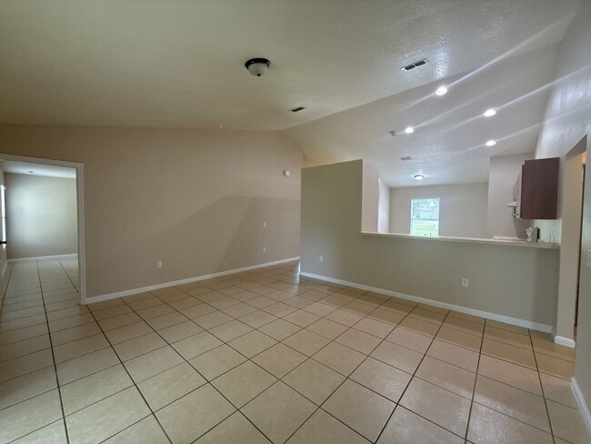 Building Photo - SILVER SPRINGS SHORES 3/2/2