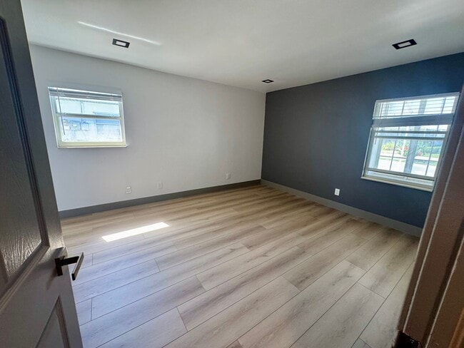 Building Photo - 2bd 2bath newly remodeled townhouse - Avai...